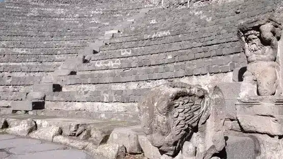 Skulptur kleines Theater in Pompeji